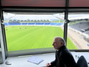 Noch sitzt er ganz alleine da, das wird sich am Dienstag bei der Eröffnungsfeier enorm ändern: Uwe Brandt, Regisseur der großen CHIO-Show. Foto: m-m